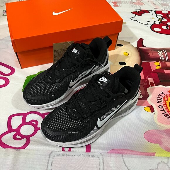 Nike Black And White Cushioned Running Shoes - Picture 1 of 7